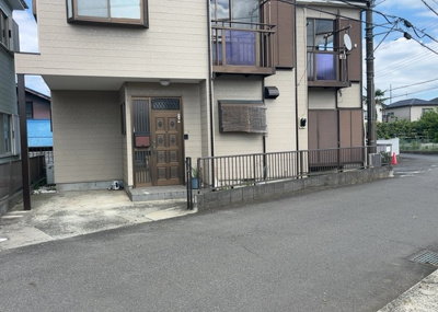 【構造・工法・仕様】 | 上依知中古戸建 | 木造住宅とは土台、壁、柱など建築物の強度を支える構造体の材に木が使用されている構造を指します。構造体は建物の自重を支えるだけではなく風圧や水圧、積裁荷重などあらゆる衝撃に耐えるための基礎です。