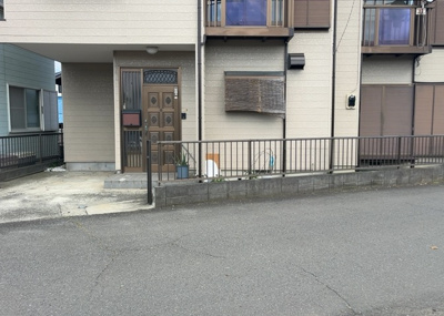 【構造・工法・仕様】 | 上依知中古戸建 | 建物の基礎工事の方法は、主流となっているベタ基礎（防湿基礎）と布基礎の２種類に分類され、床下の通気性や耐久性などに違いがあります。建物の基礎部分の構造や付帯設備など詳細については現地でご確認ください。