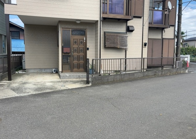 【内装】 | 上依知中古戸建 | 玄関ポーチにおいて最も重視すべきと言っても良いのが広さです。適切な広さの玄関ポーチでないと外見的なバランスは崩れてしまいますし、何より使いにくくなってしまいますので、現地で実際に下見をしてみましょう！