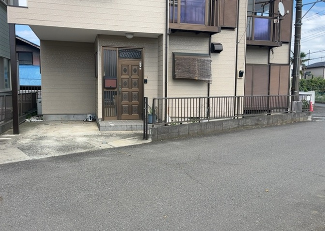 【内装】 | 上依知中古戸建 | 玄関ポーチにおいて最も重視すべきと言っても良いのが広さです。適切な広さの玄関ポーチでないと外見的なバランスは崩れてしまいますし、何より使いにくくなってしまいますので、現地で実際に下見をしてみましょう！