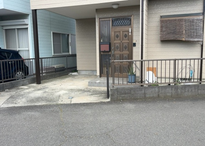 【冷暖房・空調設備】 | 上依知中古戸建 | 床下換気口は、床下に湿気がこもることを防ぎ、効果的に換気を行うために設置されています。床下換気口が設置されていない建物は、基礎パッキング工法などにより換気を行なっています。詳細は現地でご確認ください。