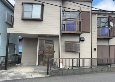 【外観】 | 上依知中古戸建 | 物件の詳細については、現地を見てわかること以外に、役所や法務局などで調べないとわからないことがあります。そのため、現地に行く場合は、もしこの物件を買ったらどのような生活ができるかをイメージしましょう。