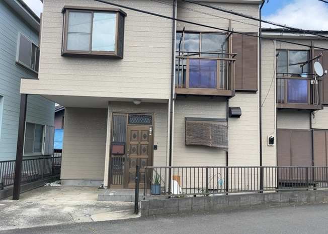 【外観】 | 上依知中古戸建 | 物件の詳細については、現地を見てわかること以外に、役所や法務局などで調べないとわからないことがあります。そのため、現地に行く場合は、もしこの物件を買ったらどのような生活ができるかをイメージしましょう。