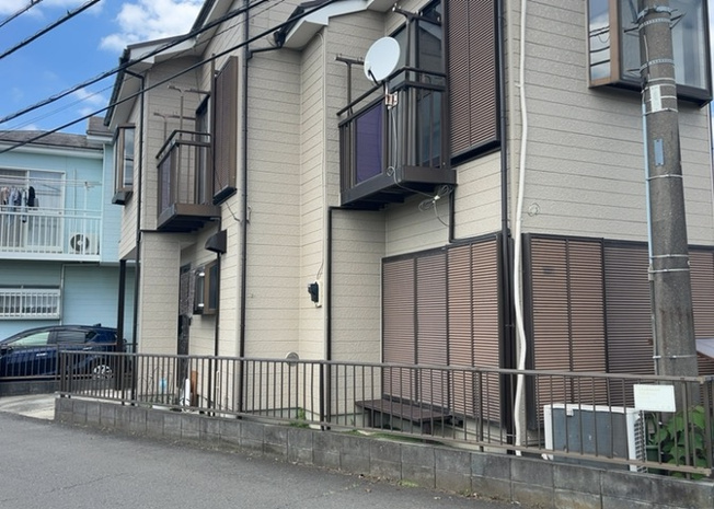 【外観】 | 上依知中古戸建 | 現地に行くなら、物件の周囲の地形がどうなっているかを見ることも大切です。周辺より低くなっている土地では、大雨などで水が集まりやすいため、地盤が弱くなっているということも考えられるため、注意が必要です。