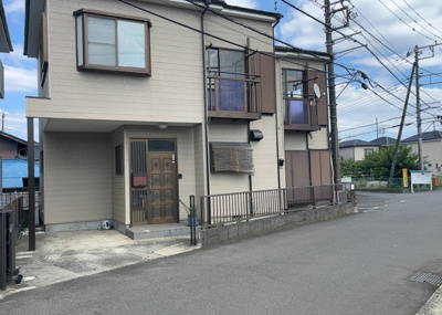 【外観】 | 上依知中古戸建 | 隣家の土地はどうなっているのか、生活利便施設が近くにあるのか、学校まで近いかなど、お客様のライフスタイルにあわせたイメージが重要です。また、近くにあると困る施設が近くにないかも確認するといいでしょう。
