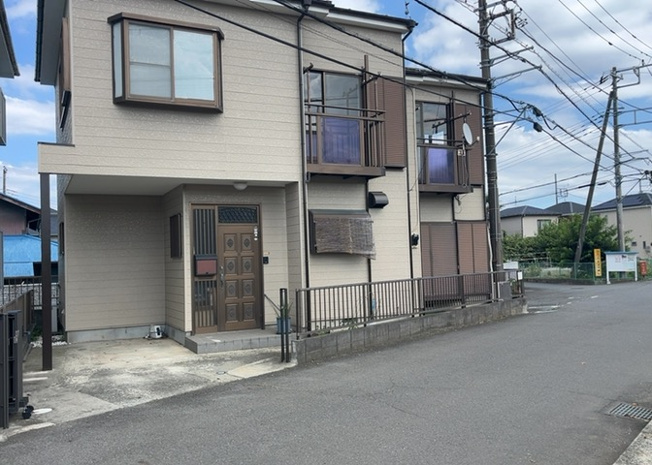 【外観】 | 上依知中古戸建 | 隣家の土地はどうなっているのか、生活利便施設が近くにあるのか、学校まで近いかなど、お客様のライフスタイルにあわせたイメージが重要です。また、近くにあると困る施設が近くにないかも確認するといいでしょう。