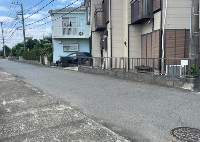 【前面道路含む現地写真】 | 上依知中古戸建 | 南側道路の場合は長い時間光を入れ込むことができるため、庭やリビングを道路側に持ってくることが多く土地価格も高い傾向にあります。一方北側道路だとリビングや庭が南側になりプライバシーを守ることができます。