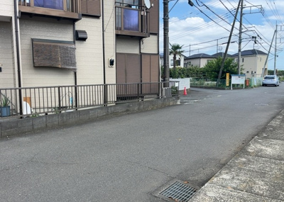 【前面道路含む現地写真】 | 上依知中古戸建 | 東側道路の場合は居室を南向きに設計しやすいため、朝日が入りやすいというメリットがあります。一方、西側道路も東側同様に居室を南向きに設計しやすいのですが、住宅地だと朝日が入りにくいという弱点があります。
