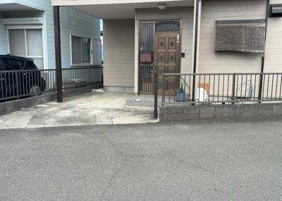 【駐車場】 | 上依知中古戸建 | 車一台あたりに必要なスペースは、標準サイズの普通自動車で横幅2m50cm、長さ5mは必要になります。ただし、乗降のことも考慮して横幅3m30cm、長さ5m50cmほどは確保できるところを選びましょう。
