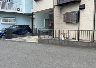 【庭】 | 上依知中古戸建 | 庭のある家に住むことのメリットとして、子どもたちの遊び場を確保できること、ガーデニングや家庭菜園を楽しめること、明るさを確保できることがあります。また、配置を工夫することでプライバシーが確保できます。
