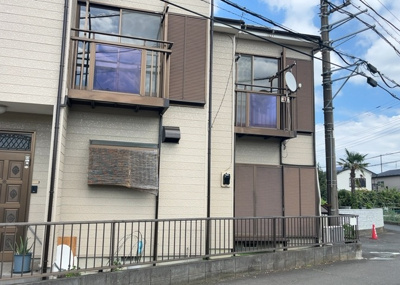【バルコニー】 | 上依知中古戸建 | バルコニーは、建物内から室外へ楽に出入りできる便利なスペースです。また、バルコニーには手すりを付けることが義務付けられており、手すりの高さは110cm以上で施工することが建築基準法で定められています。