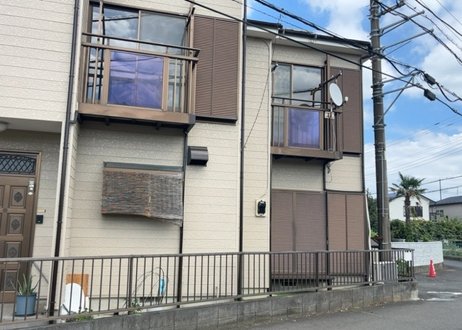 【バルコニー】 | 上依知中古戸建 | バルコニーは、建物内から室外へ楽に出入りできる便利なスペースです。また、バルコニーには手すりを付けることが義務付けられており、手すりの高さは110cm以上で施工することが建築基準法で定められています。