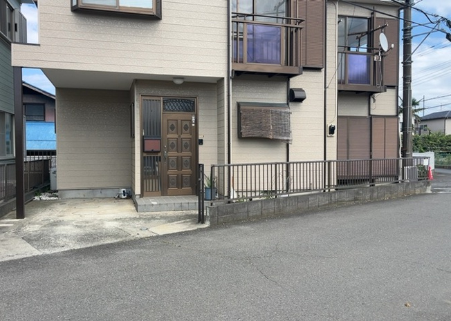 【玄関】 | 上依知中古戸建 | 玄関は家の顔と言っても過言ではありません。現地を見学する際は玄関の広さや全体のバランスなどを見てみるといいでしょう。一般的なアプローチのしやすさだけではなく、お年寄りにも優しい設計のものだと安心です。