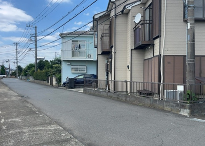 【前面道路含む現地写真】 | 上依知中古戸建 | 住宅用の土地では前面道路に2m以上接していなければならないと法律で定められています。しかし、お持ちの車のサイズやライフスタイルなどにより、2mでは利便が悪い場合もございますので、事前に確認しましょう。
