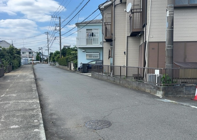 【前面道路含む現地写真】 | 上依知中古戸建 | 道幅が広い場所は日当たりや風通が良好です。幅が広いのですれ違いも可能ですし大きな車でも駐車可能！一方で、大型車が通ることも多くなるため交通量の増加により騒音に繋がります。また土地の値段が高くなります。