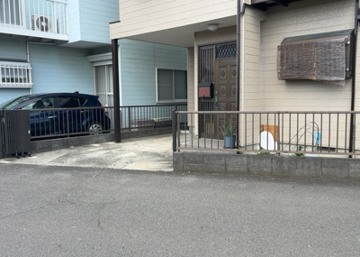 【駐車場】 | 上依知中古戸建 | 駐車場と明記されていても、最小スペースでつくられた駐車場だと大型車は駐車できなかったり、出入りしにくくなったりする可能性があります。お車のサイズと購入したい物件の駐車場のサイズを現地で確認しましょう。