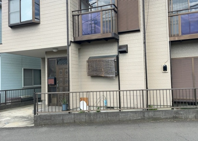 【庭】 | 上依知中古戸建 | 庭があることでガーデニングや家庭菜園はもちろん、こどもの遊び場やペットを放して遊ぶことができます。また、家の周囲に余裕があるということです。隣地との間があれば、十分な日当たりと、風通しが確保できます。