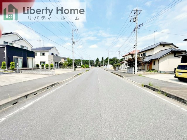 稲敷郡阿見町よしわら2丁目　中古戸建の前面道路含む現地写真