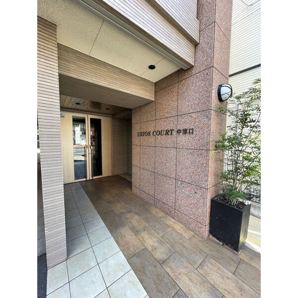 ERIOS COURT 中津口のエントランス
