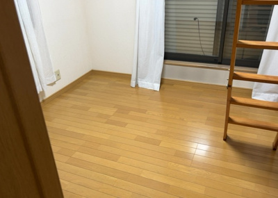 【洋室】 | 東中野中古戸建 | 洋室のメリットは重い家具が置きやすく、身の回りが整理しやすいことです。 床がフローリングのため畳とは異なり凹みにくいです。 クローゼットなど収納が豊富で、普段使わない旅行カバンや服の整頓も簡単にです。