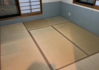 【寝室】 | 東中野中古戸建 | 寝室でゆっくりと過ごすためにはベッド周りの適度な空間を担保することや窓の位置、照明の明るさ、寝室の広さなどを考える必要があります。自身や家族の構成とライフスタイルに併せて寝室にする部屋を選びましょう！