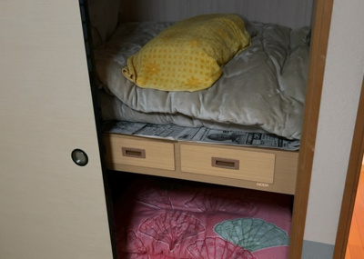 【収納】 | 東中野中古戸建 | デザイン性を重視しすぎて収納が少なかった！なんてことにならないため、事前に現地で収納の数を確認しておくことをお勧めします。クローゼット以外にも床下収納や屋根裏収納、パントリーなどもチェックしましょう。