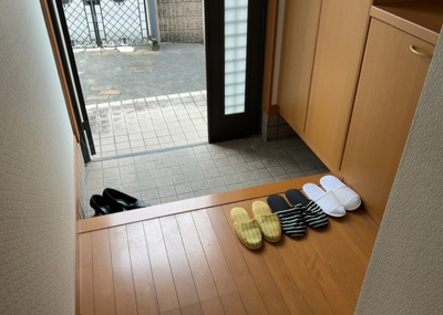 【玄関】 | 東中野中古戸建 | 玄関は家の顔でもあり、家族以外の目にも止まる場所です。玄関は外との間を仕切る扉、靴などをしまっておく収納スペース、靴脱ぎのたたきスペース、来客とのやり取りをするドアホンなど複数のアイテムからなります。