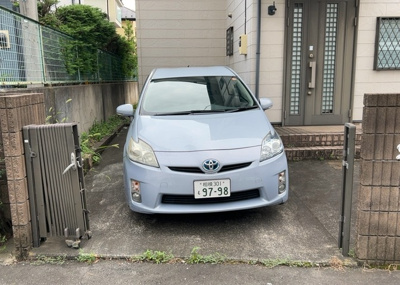 【駐車場】 | 東中野中古戸建 | 駐車場と明記されていても、最小スペースでつくられた駐車場だと大型車は駐車できなかったり、出入りしにくくなったりする可能性があります。お車のサイズと購入したい物件の駐車場のサイズを現地で確認しましょう。