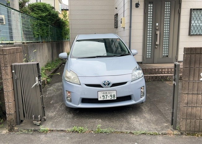 【駐車場】 | 東中野中古戸建 | 駐車場と明記されていても、最小スペースでつくられた駐車場だと大型車は駐車できなかったり、出入りしにくくなったりする可能性があります。お車のサイズと購入したい物件の駐車場のサイズを現地で確認しましょう。
