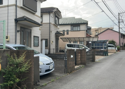 【前面道路含む現地写真】 | 東中野中古戸建 | 住宅用の土地では前面道路に2m以上接していなければならないと法律で定められています。しかし、お持ちの車のサイズやライフスタイルなどにより、2mでは利便が悪い場合もございますので、事前に確認しましょう。
