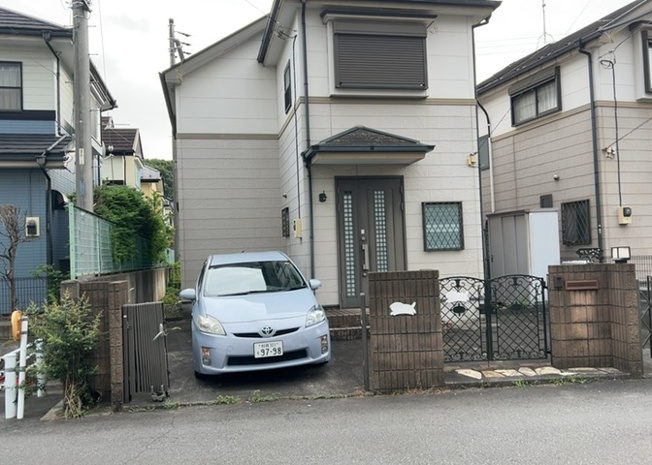 【前面道路含む現地写真】 | 東中野中古戸建 | お持ちの車種によっては前面道路が広い方が便利でしょう。しかし、前面道路が広ければその分交通量が多くなるため、騒音などが気になる場合があります。実際に現地を見学し、周辺交通量や騒音などを確認しましょう！