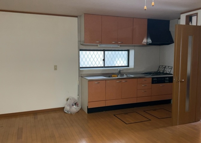【居間・リビング】 | 東中野中古戸建 | L型アイランドタイプは、キッチンからダイニングにもリビングにも目が行き届くので、とても使いやすい配置です。L字型独立タイプは、キッチンを独立させてるためLDKというよりもLDといった様なイメージです。