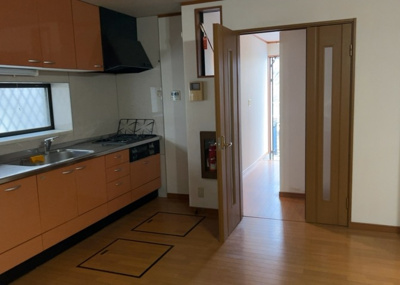 【ダイニング】 | 東中野中古戸建 | ダイニングは、食事や家族の団らんスペースとしてだけではなく、ほかの用途としても使用することができます。ダイニングテーブルを置き、食事のためのスペースを作ることでリビングとの差別化を図ることができます。