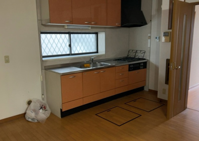 【キッチン】 | 東中野中古戸建 | DKの物件でも広く見せたい方は、ダイニングスペースを広く使えるように工夫しましょう。低めのダイニングソファを置くと、家具の圧迫感が減り、広く見せることができ、ダイニングをリビングのように使用できます！