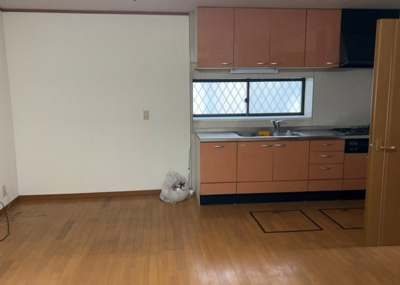 【キッチン】 | 東中野中古戸建 | ダイニングとキッチンの間を扉や壁などで仕切らず、一体化させた間取りです。キッチンカウンターがついている物件ならば、食事をキッチンカウンターで取ることで、ダイニングスペースをリビングとして使用できます。