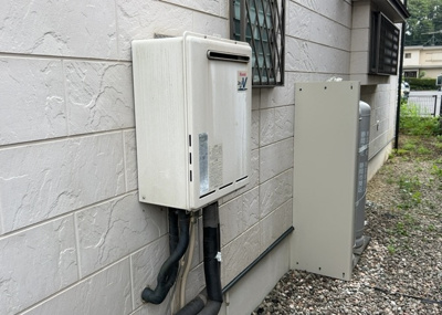 【発電・温水設備】 | 東中野中古戸建 | 省エネ給湯器とは従来型の給湯器より熱効率が高く、少ない燃料でたくさんのお湯を沸かすことが出来る高効率な給湯器のことを指します。また、省エネ給湯器には種類があり、利便性や効果なども様々です。