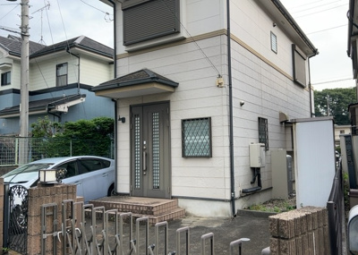 【構造・工法・仕様】 | 東中野中古戸建 | 木造住宅とは土台、壁、柱など建築物の強度を支える構造体の材に木が使用されている構造を指します。構造体は建物の自重を支えるだけではなく風圧や水圧、積裁荷重などあらゆる衝撃に耐えるための基礎です。