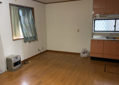 【居間・リビング】 | 東中野中古戸建 | 直線タイプはLとDKを一直線に並べた形で対面キッチンのタイプです。一般的なのでよく見かけるかもしれません。直線タイプに似た直接アイランドタイプは、キッチンとダイニングの間に壁がない分広く感じられます。