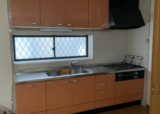 【キッチン】 | 東中野中古戸建 | 標準的なシステムキッチンの横幅は、165cm～300cm程度です。2100・2400・2550・2700などミリ単位で表記されます。普段どのように料理をするのかを想定しながら合ったサイズを選びましょう