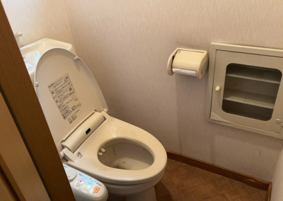 【トイレ】 | 東中野中古戸建 | トイレは大きさや形、機能、抗菌性などが異なる多種多彩なタイプが各メーカーから出ています。それぞれに良さがあるため、事前にどういったタイプのトイレがいいのかをご家庭内で決めて、内見に行くといいでしょう。