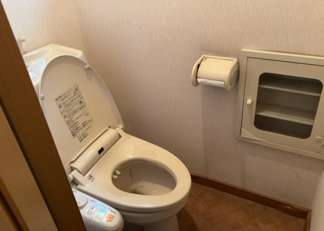 【トイレ】 | 東中野中古戸建 | トイレは大きさや形、機能、抗菌性などが異なる多種多彩なタイプが各メーカーから出ています。それぞれに良さがあるため、事前にどういったタイプのトイレがいいのかをご家庭内で決めて、内見に行くといいでしょう。