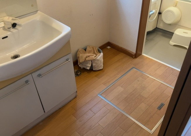 【脱衣所】 | 東中野中古戸建 | 多くの戸建て住宅で見かける洗面脱衣所は、洗面台と洗濯機が2畳ほどのスペースに並べられていて、洗面所が脱衣所を兼ね備えている間取りが一般的です。お客様が利用することもある、パブリックな空間でもあります。