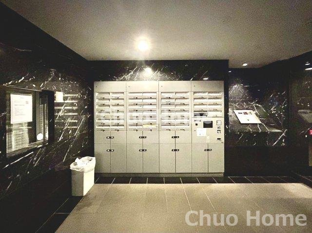 フュージョナル両国の設備|【宅配ボックス】在宅時・不在時に関わらず、居住者の代わりに非対面で宅配物を受け取ってくれる便利な設備です。わかりやすくご説明致しますので見学時にはお部屋だけではなく共用部分もぜひチェックしてください。