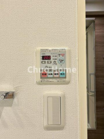 フュージョナル両国の内装|【浴室乾燥機】暖房・冷風・換気・乾燥が可能です。毎日を快適に過ごせるうれしい機能が揃っています。雨の日の洗濯物も安心です。