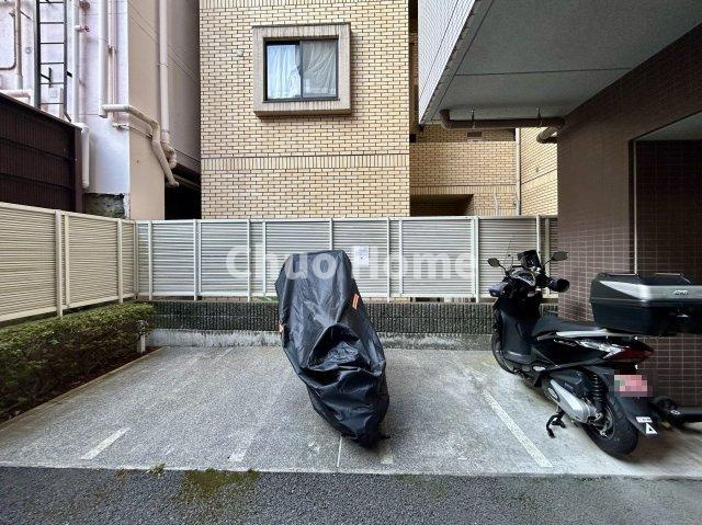 フュージョナル両国の駐車場|【バイク置場】最新の空き状況や費用などの詳細は担当スタッフまでお問い合わせください。