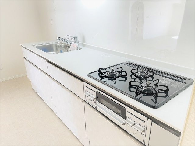 フジタ八王子マンションのキッチン|～３口コンロとでお料理が捗ります～