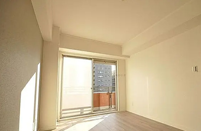 フジタ八王子マンションの子供部屋|～南向きのお部屋のため、明るい陽が入ります～
