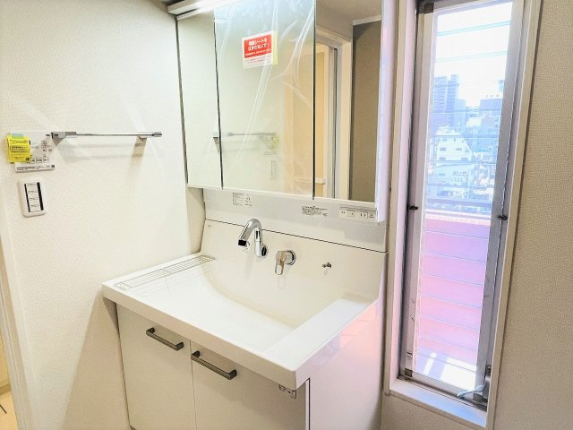 フジタ八王子マンションの独立洗面台|～３面鏡付きの独立洗面台　細々している物をスッキリ収納出来ます～