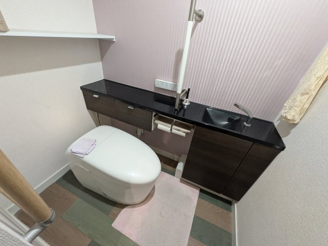 フジタ八王子マンションのトイレ|～タンクレストイレと造作した手洗い場です～