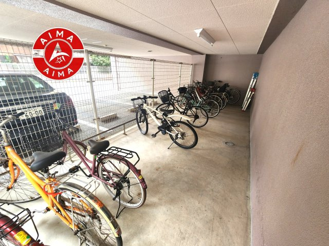 ダイナコートエスパシオアイトウの駐輪場|屋根付きの駐輪場なので雨の日でも安心です。